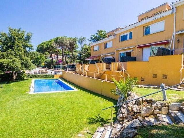 Casa adosada en venta en calle Safir, Castell Platja d´Aro, de 122 m² 3 habitaciones por 335.000