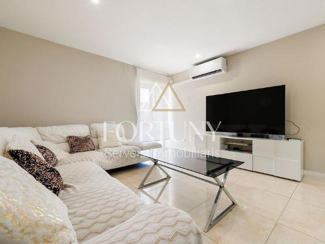 Casa adosada en venta en calle Sant Vicenç, Constantí, de 348 m² 4 habitaciones por 259.900