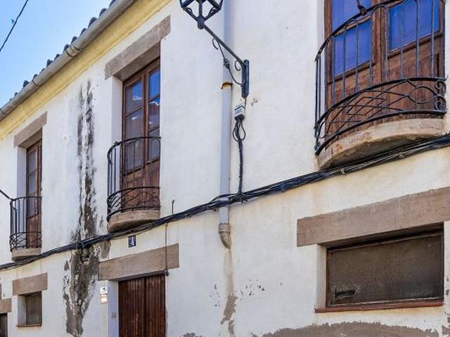 Casa adosada en venta en calle Sant Esteve, Sallent, de 255 m² 9 habitaciones por 140.000
