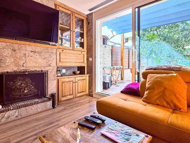 Casa adosada en venta en calle Sant Jordi, Corbera de Llobregat, de 160 m² 4 habitaciones por 465.000