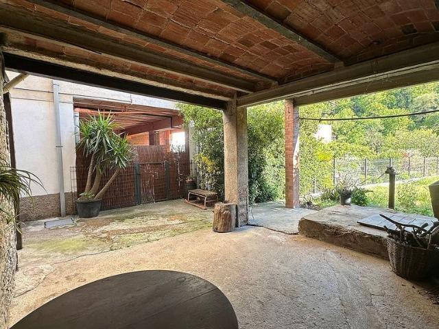 Casa adosada en venta en calle Pau Casals, Castellfollit de la Roca, de 208 m² 3 habitaciones por 295.000