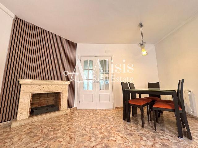 Casa adosada en venta en calle Pau Claris, Pallejà, de 242 m² 4 habitaciones por 530.000