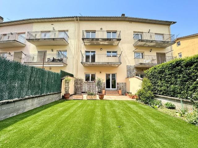 Casa adosada en venta en calle Plana, Campdevanol, de 156 m² 4 habitaciones por 345.000