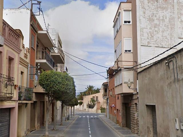Casa adosada en venta en calle Prat de la Riba, Constantí, de 146 m² 4 habitaciones por 109.000