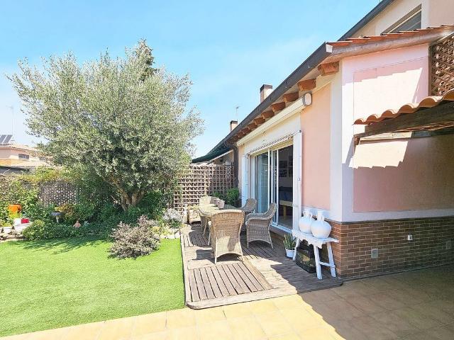 Casa adosada en venta en calle Prat de la Riba, Lliçà d´Amunt, de 168 m² 4 habitaciones por 515.000