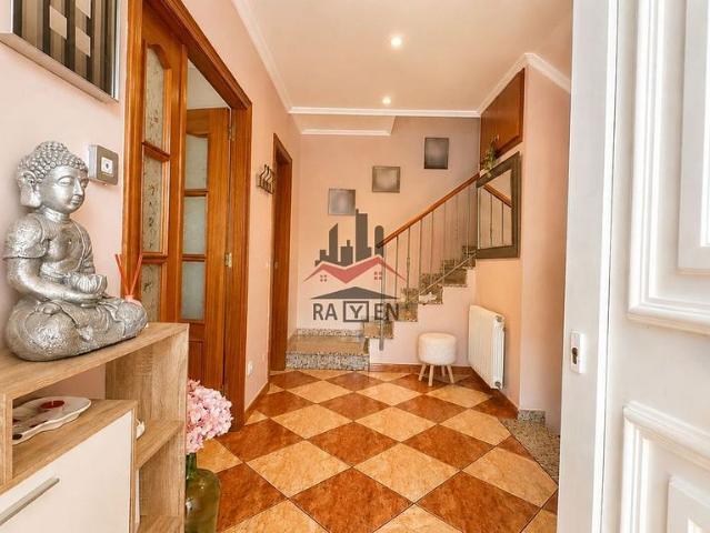 Casa adosada en venta en calle Ronda, Avinyonet de Puigventós, de 125 m² 4 habitaciones por 359.000