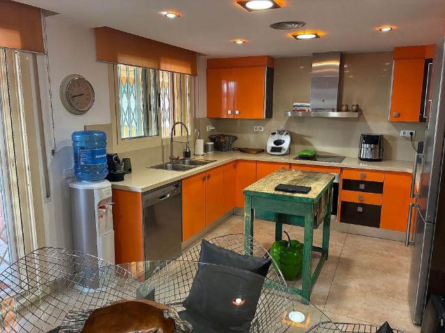 Casa adosada en venta en calle Rafael de Casanova, Valls, de 250 m² 5 habitaciones por 415.000