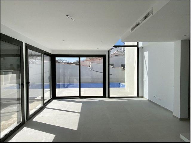 Casa adosada en venta en calle Requesens, Castelló d´Empúries, de 163 m² 4 habitaciones por 699.000
