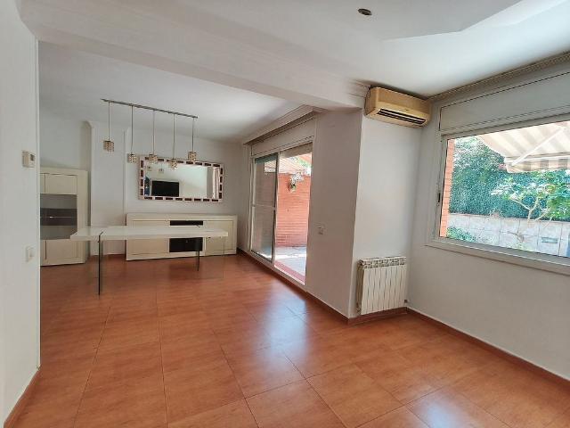 Casa adosada en venta en calle Tanger, Badalona, de 243 m² 5 habitaciones por 675.000