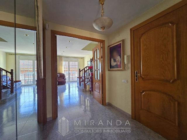 Casa adosada en venta en calle Travessera, Canovelles, de 200 m² 4 habitaciones por 449.000