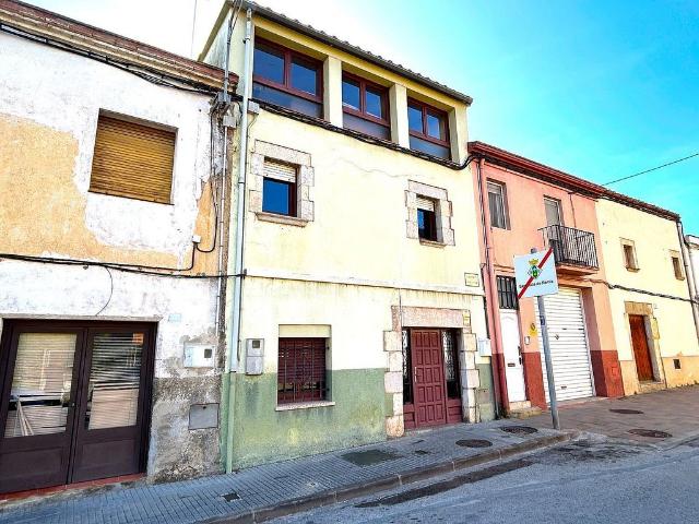 Casa adosada en venta en calle Vora Ter, Sant Julià de Ramis, de 330 m² 10 habitaciones por 320.000
