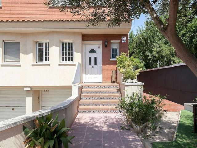 Casa adosada en venta en calle Vallès, Montcada i Reixac, de 190 m² 3 habitaciones por 532.000