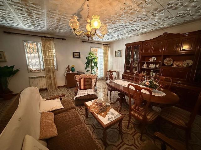 Casa adosada en venta en calle Vintivuit, Tarragona, de 295 m² 5 habitaciones por 310.000