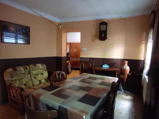 Casa adosada en venta en Callús. Casa per reformar de 3 habs, calefacció i pati. Casas adosadas.