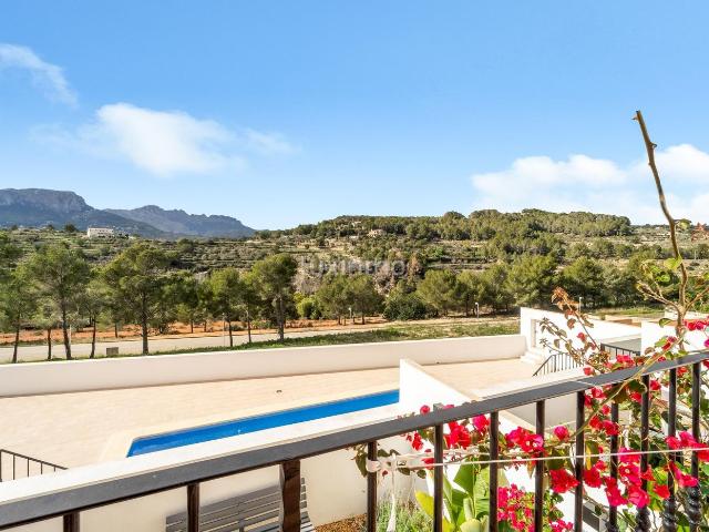 Casa adosada en venta en Calp, La Empedrola. casa adosada con bonitas vistas a la montaña. Casas adosadas.