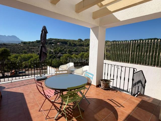 Casa adosada en venta en Calp, La Empedrola. Bonito bungalow con vistas a las montañas. Casas adosadas.
