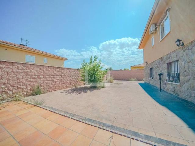 Casa adosada en Venta en Camarena