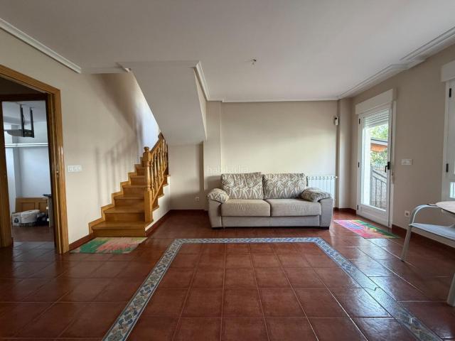 Casa adosada en venta en Camponaraya. Venta adosado en Camponaraya. Casas adosadas.