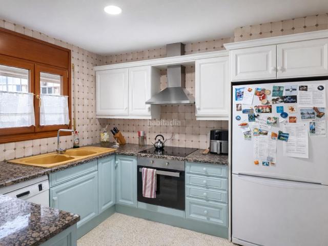 Casa adosada en venta en Campdevànol Pirineos. Casa de pueblo de tres plantas con ascensor y garaje. Casas adosadas.