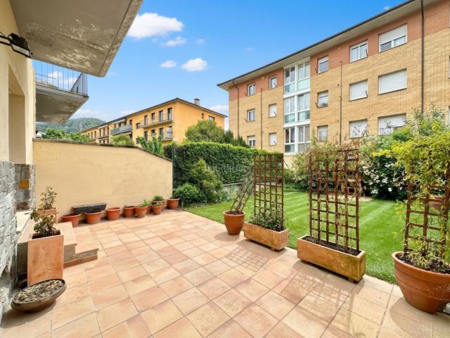 Casa adosada en venta en Campdevànol Pirineos. Llum, espai, jardí i calidesa en una llar que ho té tot perquè thi quedis. Casas adosadas.