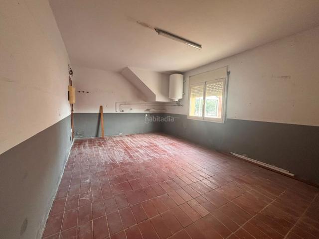 Casa adosada en venta en Campllong. Exclusiva casa adosada en Campllong zona privilegiada, tranquilidad. Casas adosadas.