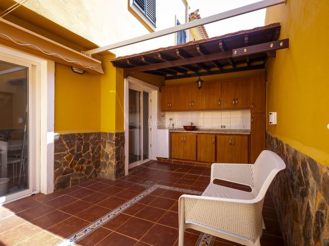 Casa adosada en venta en Candelaria, Barranco Hondo. Gran adosado de 4 dormitorios, terrazas, amplio garaje y vistas al mar. Casas adosadas.