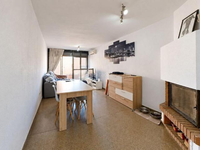 Casa adosada en venta en Canovelles. Chalet pareado en venta. Casas adosadas.