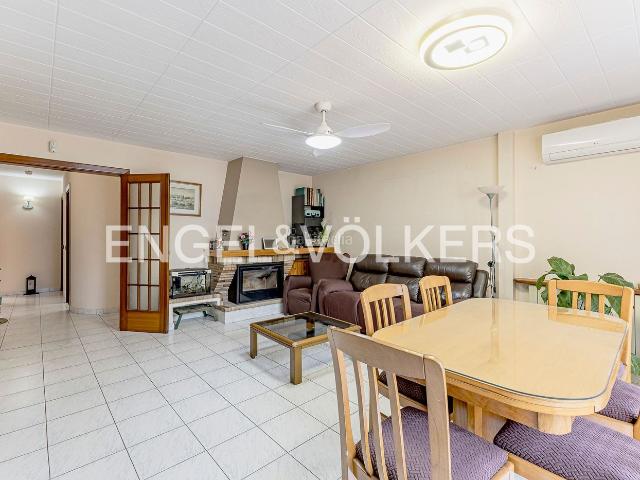Casa adosada en venta en Canovelles. Exclusiva casa de gran potencial con terraza privada y local comercial en el centro de Canovelles. Casas adosadas.