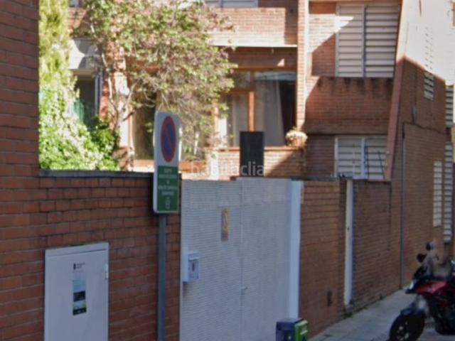 Casa adosada en venta en Cardedeu. Casa apareada de obra vista a tres vientos con jardín y parking en pleno centro de Cardedeu. Casas adosadas.