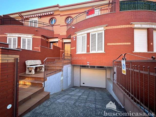 Casa adosada en venta en Carolina La. En La Carolina, extraordinaria vivienda adosada en zona residencial próxima al centro. Casas adosadas Carolina.