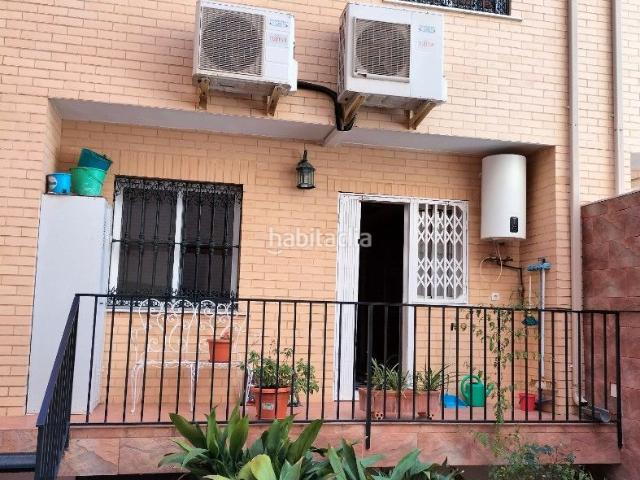 Casa adosada en venta en Carolina La. Situada en zona tranquila con acceso a servicios. Casas adosadas Carolina.