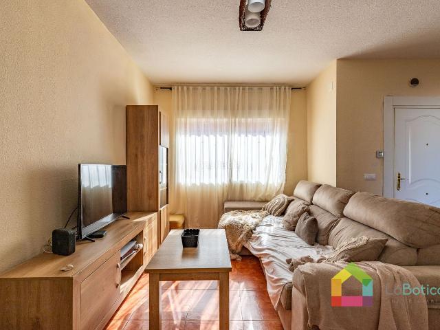 Casa adosada en venta en Carmena. Amplio chalet adosado con patio y garaje en Carmena Toledo. Casas adosadas.