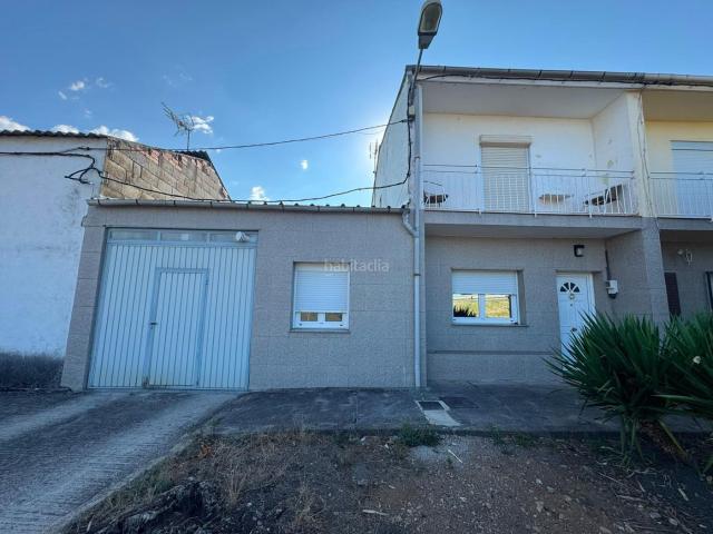 Casa adosada en venta en Carracedelo. SE VENDE ADOSADO EN POSADA DEL BIERZO, MAS UNA FINCA URBANA DE 3500m2. Casas adosadas.