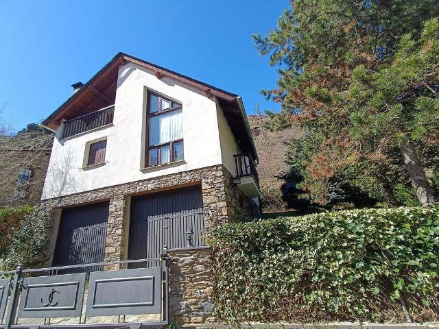 Casa adosada en venta en carretera Vella, Guingueta d´Àneu, La, de 240 m² 4 habitaciones por 420.000