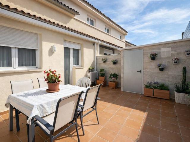 Casa adosada en Venta en Casco Urbano
