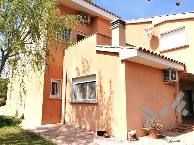 Casa adosada en Venta en Casco Urbano