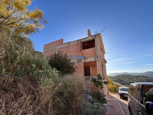 Casa adosada en venta en Casabermeja. Vivienda en construcción con proyecto visado y posibilidad de crear una espectacular villa con piscina en Casabermeja. Casas adosadas.