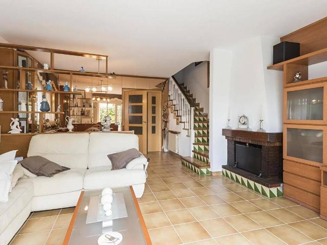 Casa adosada en Venta en Casagemes