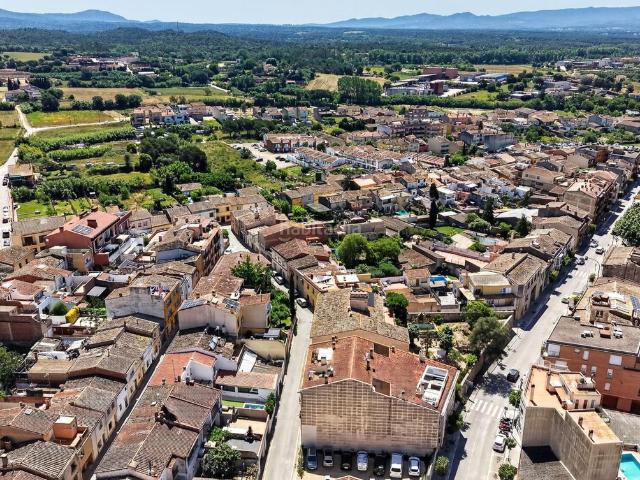 Casa adosada en venta en Cassà de la Selva. Casa de poble reformada el 2026, amb pati de 50 m² i ubicació excel·lent. Casas adosadas Cassà de la.