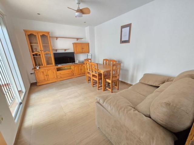Casa adosada en venta en Castell de Ferro. Dos viviendas independientes en una misma propiedad, con aparcamiento privado y a pocos metros de la playa. Casas adosadas Castell de.