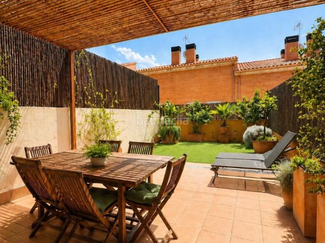 Casa adosada en venta en Castellar del Vallès, Eixample Can Bogunyà. Fantàstica casa adossada cèntrica amb jardí i solàrium. Casas adosadas Castellar del.