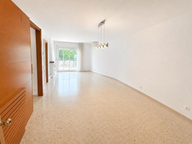 Casa adosada en venta en Castellar del Vallès, Eixample Can Bogunyà. Increíble adosada con patio de 100m2 a pie de comedor. Casas adosadas Castellar del.