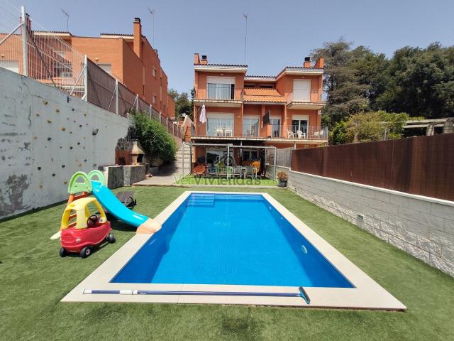 Casa adosada en venta en Castellar del Vallès, El Racó Sant Feliu del Racó. Preciosa casa con piscina. Casas adosadas Castellar del.