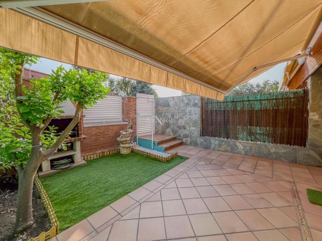 Casa adosada en venta en Castellbisbal. EXCLUSIVO CHALET ADOSADO ESQUINERO EN EL CENTRO DE CASTELLBISBAL. Casas adosadas.