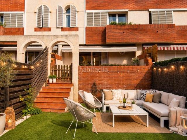 Casa adosada en venta en Castelldefels, Can Bou. ESPECTACULAR CASA ADOSADA DE 246 m² EN CAN BOU, A 10 MINUTOS DE LA PLAYA, CON 4 HABITACIONES, 4 BAÑOS, GARAJE Y SALA POLIVALENTE. Casas adosadas.