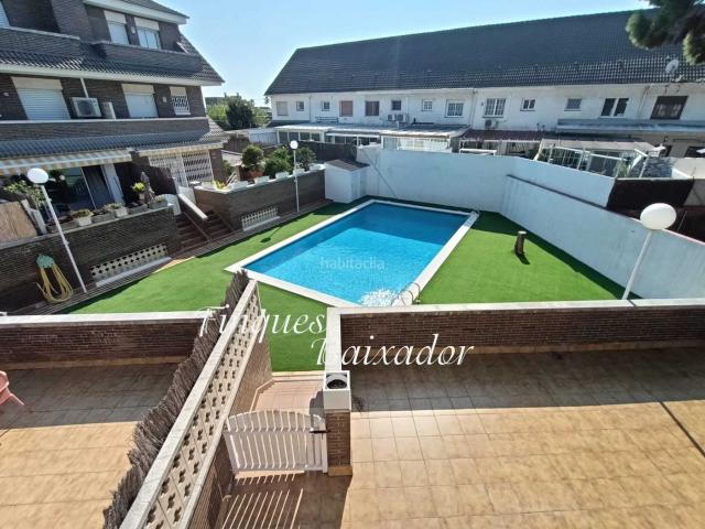 Casa adosada en venta en Castelldefels, La Pineda. ¡CASA ADOSADA ESQUINERA CON JARDIN Y PISCINA COMUNITARIA!. Casas adosadas.