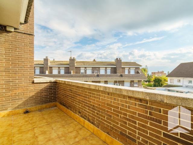 Casa adosada en venta en Castelldefels, La Pineda. Exclusivo chalet adosado esquinero en La Pineda Amplio, luminoso y con jardín privado. Casas adosadas.