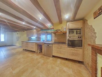 Casa adosada en venta en Castellet i la Gornal. Casa de pueblo esquinera con alma centenaria y reformas que ya están hechas. Casas adosadas Castellet i la.