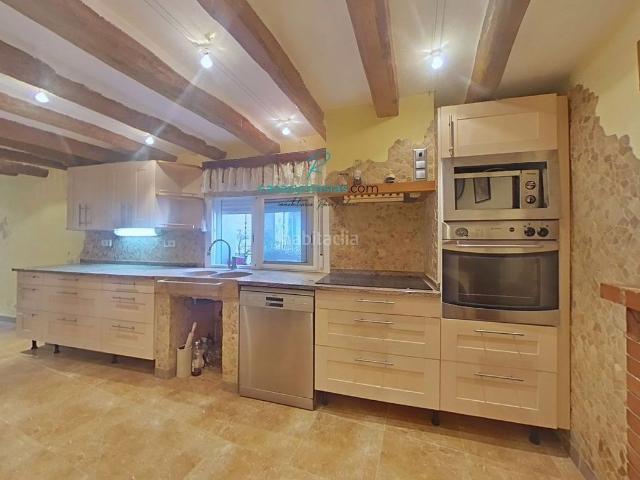 Casa adosada en venta en Castellet i la Gornal. Casa de pueblo esquinera con alma centenaria y reformas que ya están hechas. Casas adosadas Castellet i la.