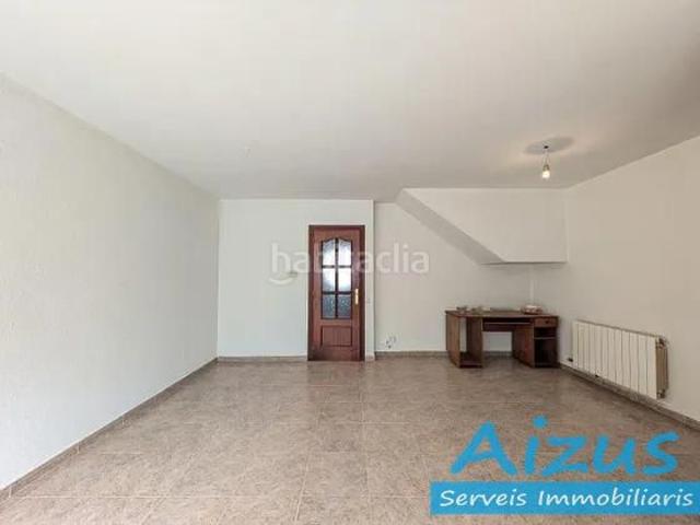 Casa adosada en venta en Castellet i la Gornal. Casa en venta en el centro de Castellet i la Gornal con dos terrazas, buhardilla y garaje privado. Casas adosadas Castellet i la.